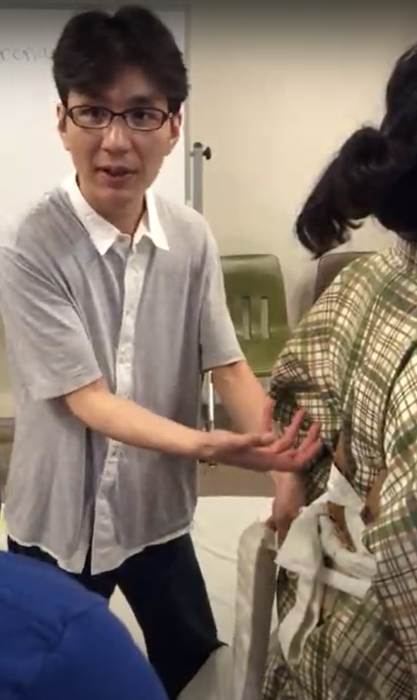 Shigeyama Sennojō III explains how to properly tie a kyogen costume in the back