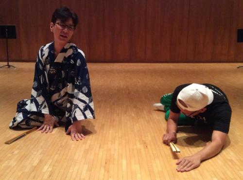 Shigeyama Sennojō III teaches a UHM student on the floor